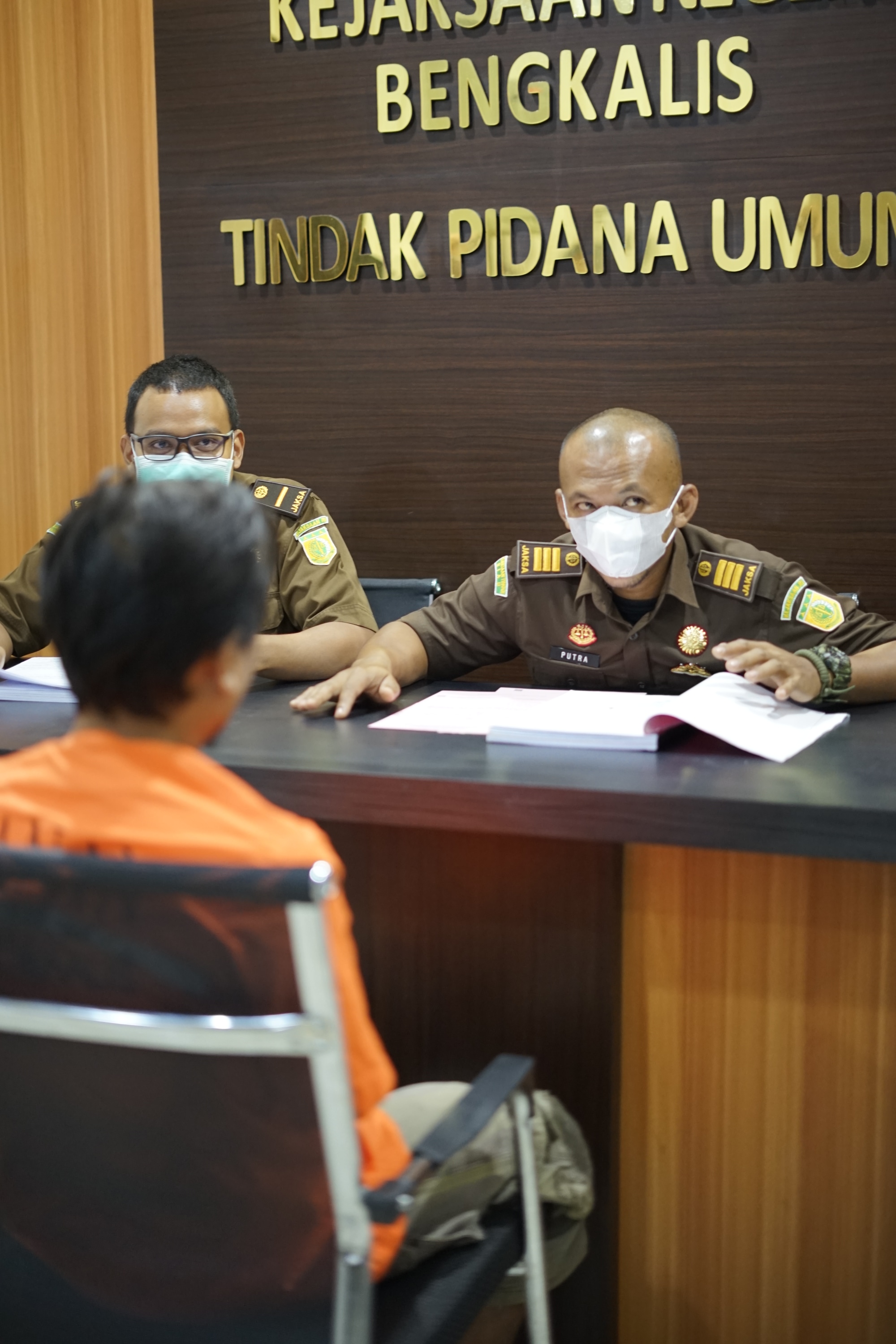 Kejari Bengkalis Terima Limpahan  Tersangka Penipuan dan Pemalsuan Dari Penyidik Polres