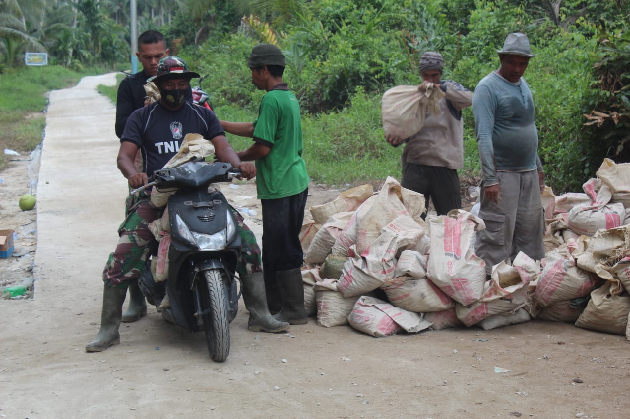 Satgas TMMD Inhil Bersama Warga Langsir Material Gunakan Sepeda Motor