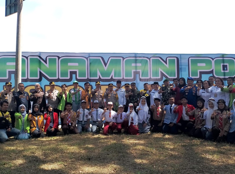 Kapolda Riau Bersama Forkopimda Inhu dan Berbagai Elemen Hijaukan Tepian Indragiri