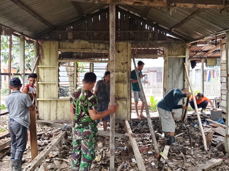 Wujudkan Impian Warga, Prajurit Kodim 0314/Inhil dan Masyarakat Bahu-Membahu Bangun RTLH di TMMD ke-130