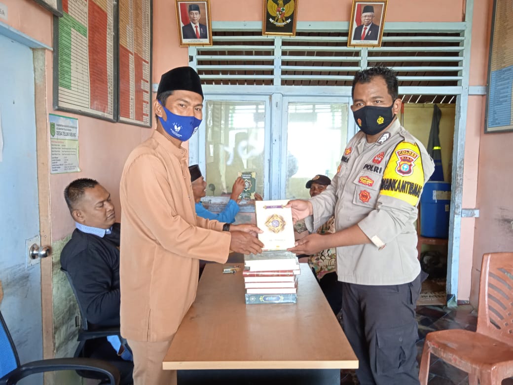 Polres Inhil Wakafkan Al - Qur'an Dan Material Bedah Rumah Kepada Masyarakat Desa Teluk Nibung