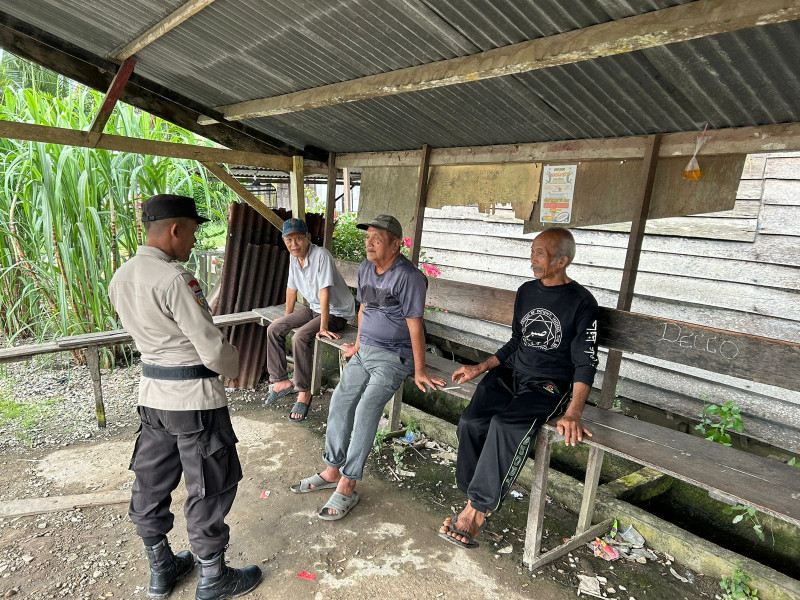 Sambangi Tukang Ojek, Personel Polsek Enok Ajak Jaga Kamtibmas dan Sukseskan Pilkada Damai