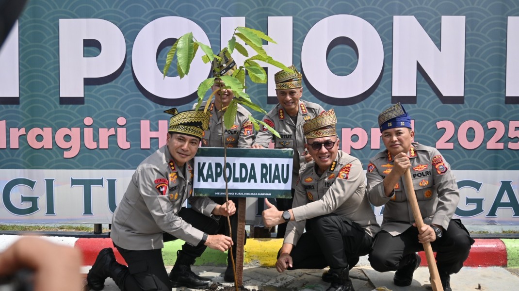 Kunker ke Inhu, Kapolda Riau Tanam Pohon di Lokasi Wisata Danau Raja Rengat