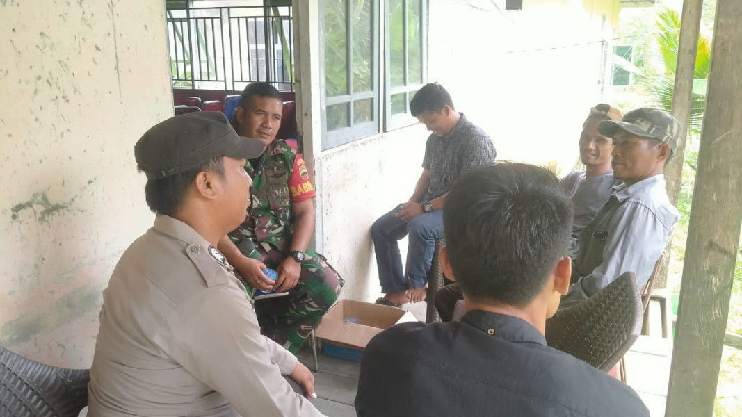 Bhabinkamtibmas Bersama Babinsa Sungai Rukam Cooling System Ajak Warga Ciptakan Kamtibmas Yang Kondusif