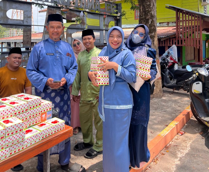 PGRI Kecamatan Selayar Bagikan 230 Kotak Takjil kepada Pengguna Jalan di Desa Penuba.