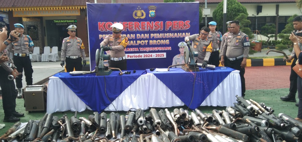 Polresta Tanjungpinang Musnahkan 392 Knalpot Brong.