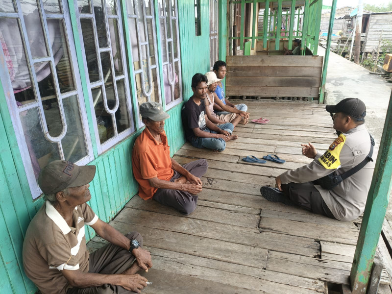 Sambangi Warga, Bhabinkamtibmas Sungai Bela Sampaikan Pesan Kamtibmas dan Pilkada Damai