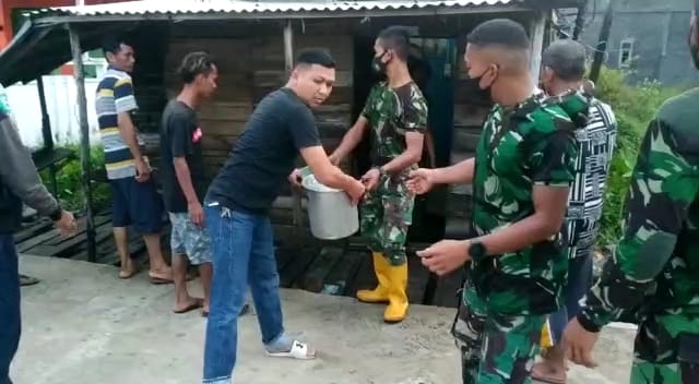 Cepat Sigap, Dandim 0314/Inhil Turunkan Personil Bantu Ringankan Beban Korban Rumah Rusak