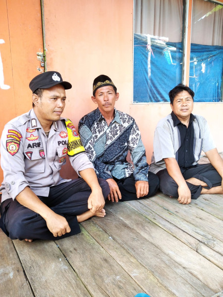 Patroli Sambang, Bhabinkamtibmas Tanjung Melayu Ajak Warga Jaga Stabilitas Keamanan