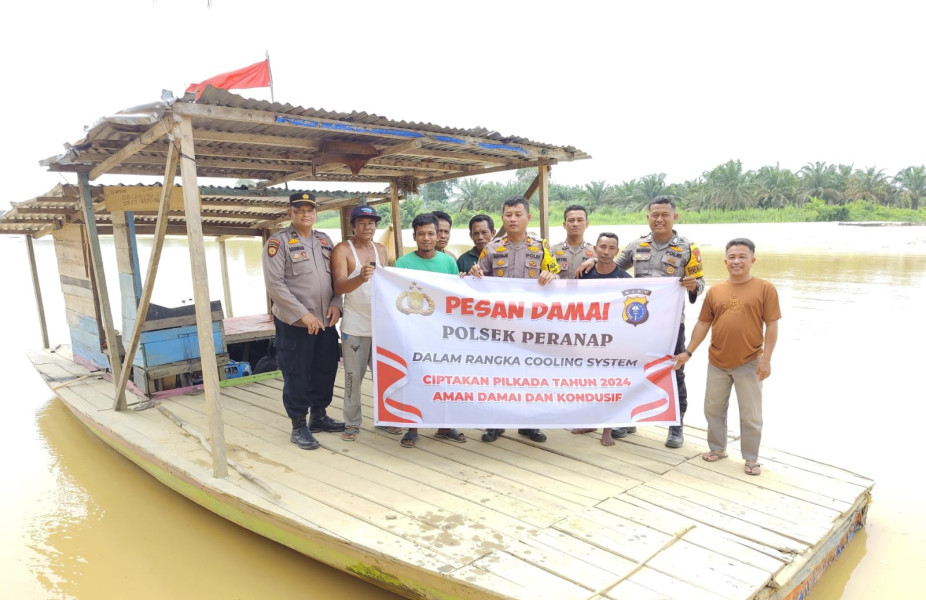 Seberangi Sungai, Kapolsek Peranap Bawa Pesan Damai Pilkada