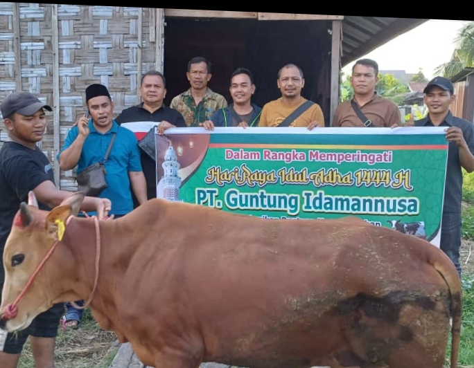 Jelang Hari Raya Idul Adha, PT GIN Serahkan 14 Ekor Sapi kepada Karyawan dan 9 Desa Sempadan di Inhil