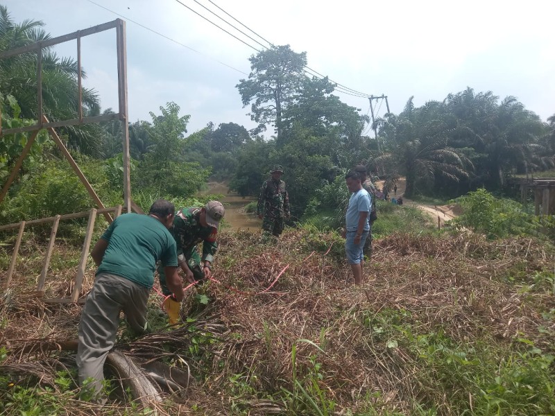 Personel Kodim 0314/Inhil Bersama Warga Goro Bersihkan Lokasi Pembangunan Jembatan Merah Putih