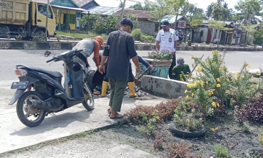 Dukung Program Bupati dan Wakil Bupati Rohil, Kadis DLH Suwandi Pimpin Normalisasi