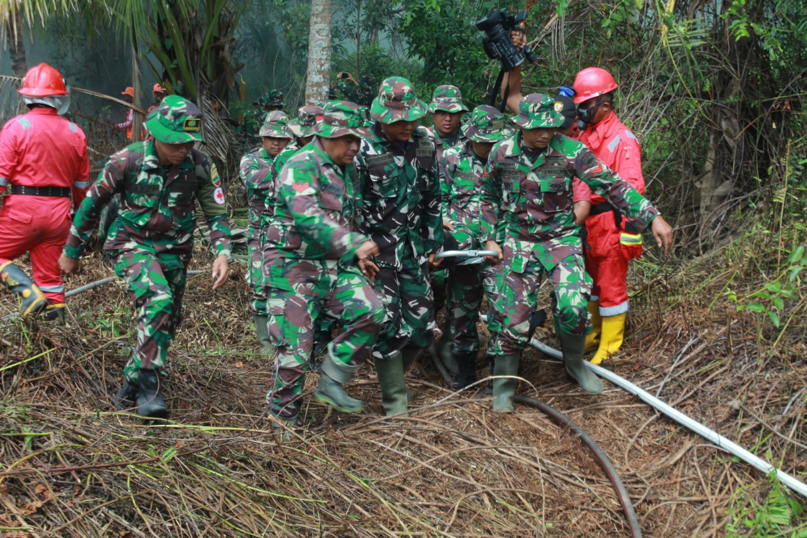 Kasrem 031/WB Kolonel Inf Habzen Sianturi Bersama Forkompimda Inhil Saksikan Simulasi Penanggulangan Bencana Alam Karhutla