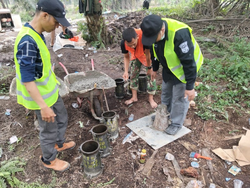 Jamin Mutu Infrastruktur TMMD ke-130, Tim Penguji Lakukan Pengambilan Sampel Beton Pengecoran Jalan