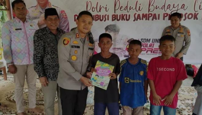 Polri peduli budaya literasi,Kapolres Bengkalis dan Kapolsek Mandau Bagikan Buku Untuk Anak Anak