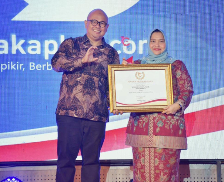 Sebagai Kategori Kepala Daerah Penggerak Pembangunan Desa, Bupati Kasmarni Terima Penghargaan Cakaplah Award