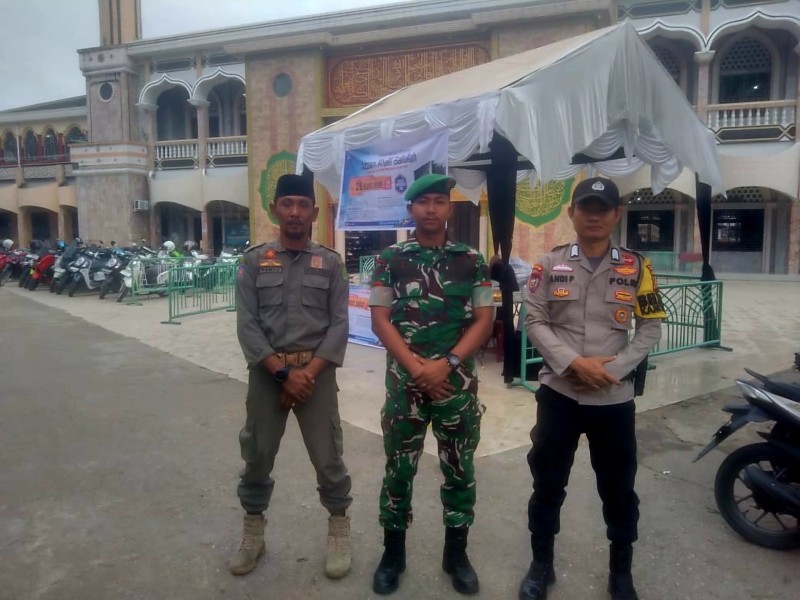 Personel Kodim 0314/Inhil Berikan Pengamanan Manasik Haji 1446 H di Masjid Agung Al-Huda Tembilahan